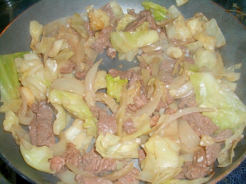 ::ご飯がすすむ! 牛肉とキャベツの塩麹炒め::